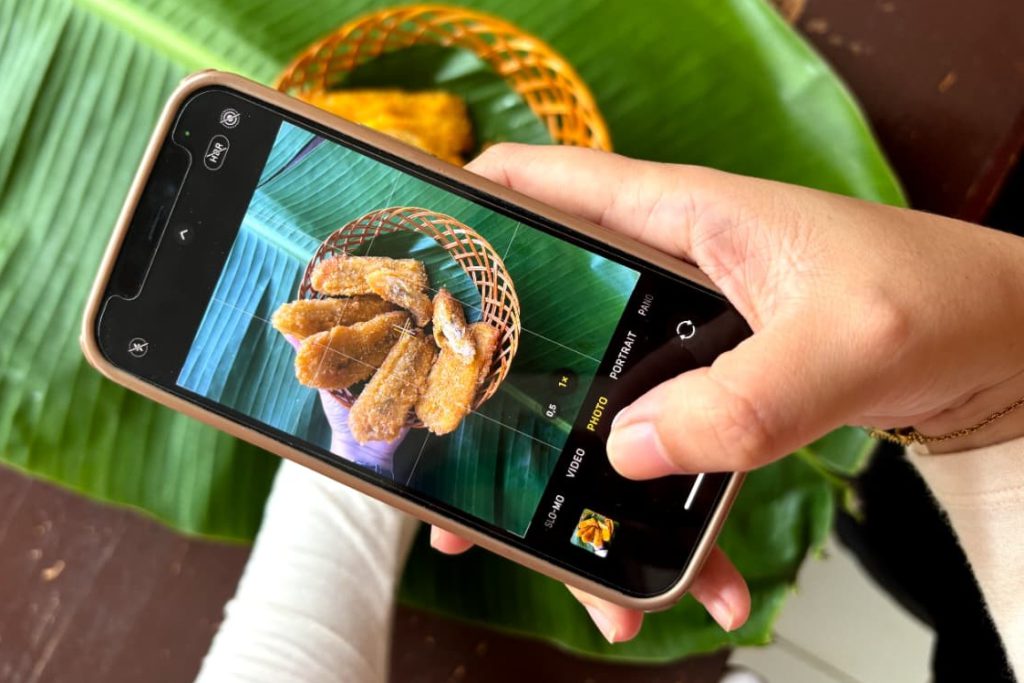Tim Pengabdian Masyarakat UI memberikan pelatihan pemasaran digital kepada masyarakat pelaku UMKM Entikong, mulai dari teknik pemotretan, pembuatan sosial media, hingga proses editing sederhana sebelum dipromosikan secara digital).