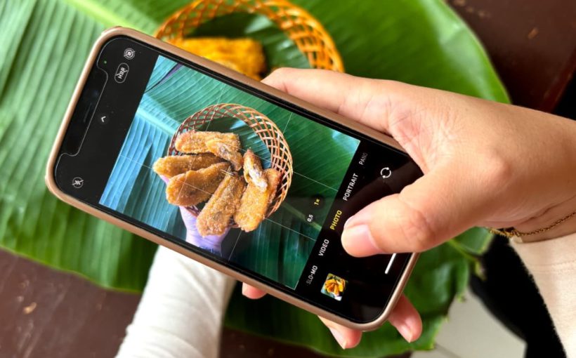 Tim Pengabdian Masyarakat UI memberikan pelatihan pemasaran digital kepada masyarakat pelaku UMKM Entikong, mulai dari teknik pemotretan, pembuatan sosial media, hingga proses editing sederhana sebelum dipromosikan secara digital).