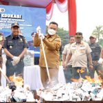 Tegakan Aturan Pemkab Gresik dan Bea Cukai Musnahkan MMEA dan Rokok Ilegal Senilai Rp 11,7 Miliar 