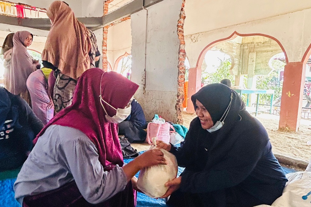 Penyaluran Bantuan Kemanusiaan Berupa Paket Sembako di Gampong Maunasah Lhok.