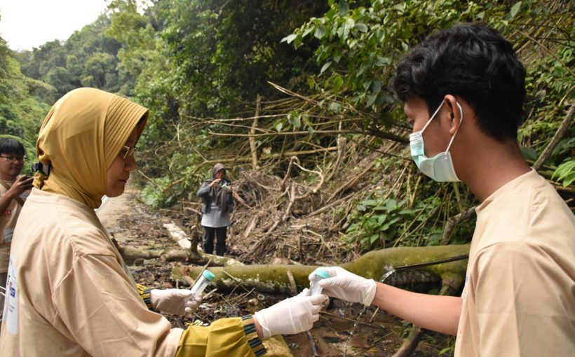 Pengambilan sampel air di Mata Air Bukit Apit, Kecamatan Matur, Kabupaten Agam, Sumatera Barat.