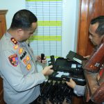 Kapolres Gresik Periksa Senpi Personil Untuk Pastikan Kelayakan dan Jaga Profesionalisme Dalam Bertu...