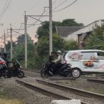 Pasca Insiden Tabrakan Dua KA: Anggota Dishub dan Satpol PP Jaga Perlintasan Sebidang