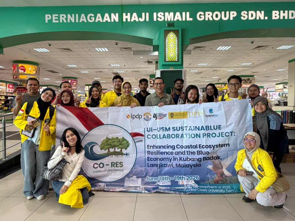 Tim pengabdian masyarakat UI dan USM berfoto di pusat ritel Perniagaan Haji Ismail, Langkawi, Malaysia.