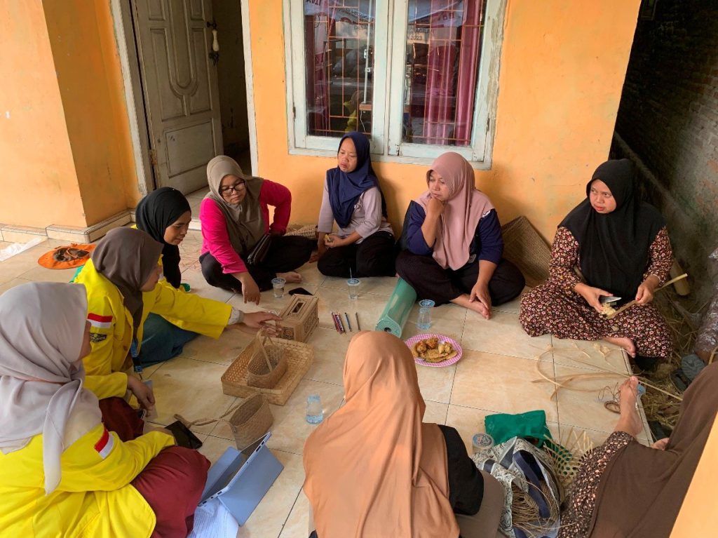 Pelatihan Audit Kualitas untuk Produk Anyaman Limbah Kertas