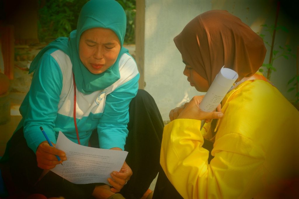 Pengerjaan post-test Mutu Maja didampingi oleh volunteer PANGLIMAJA