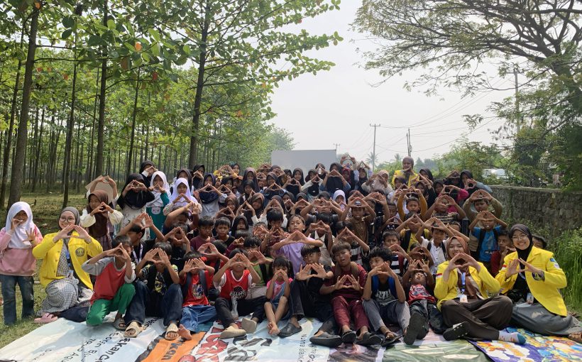 Foto bersama Pojok Tunas Maja dan Anak Sekolah Dasar Desa Tegalmaja