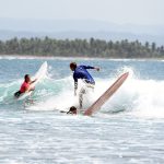 Berlatih Surfing di Pantai Batukaras Pangandaran