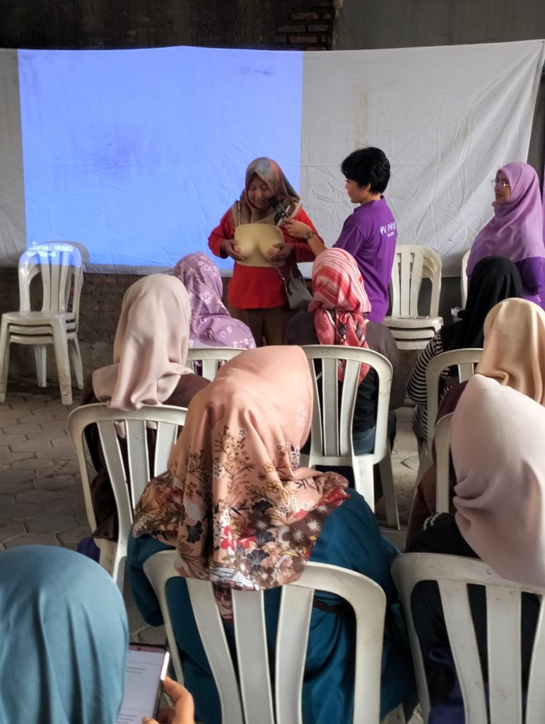 Praktik pemeriksaan payudara sendiri (SADARI) oleh peserta.